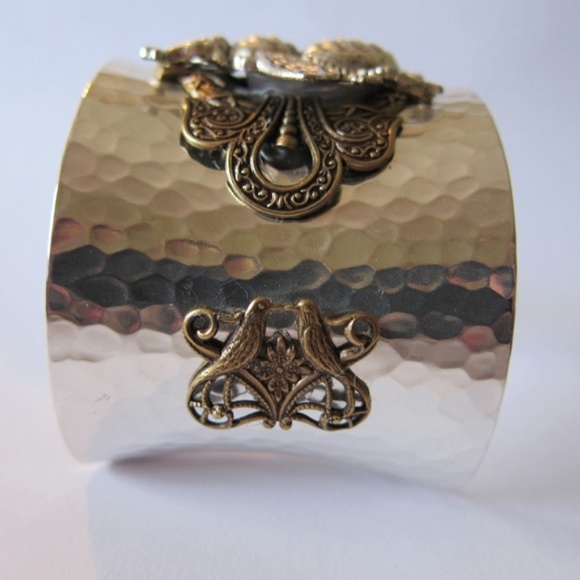 Exclusive Ultimate Queen Bee Cuff Bracelet lll Edi - Picture 7 of 8